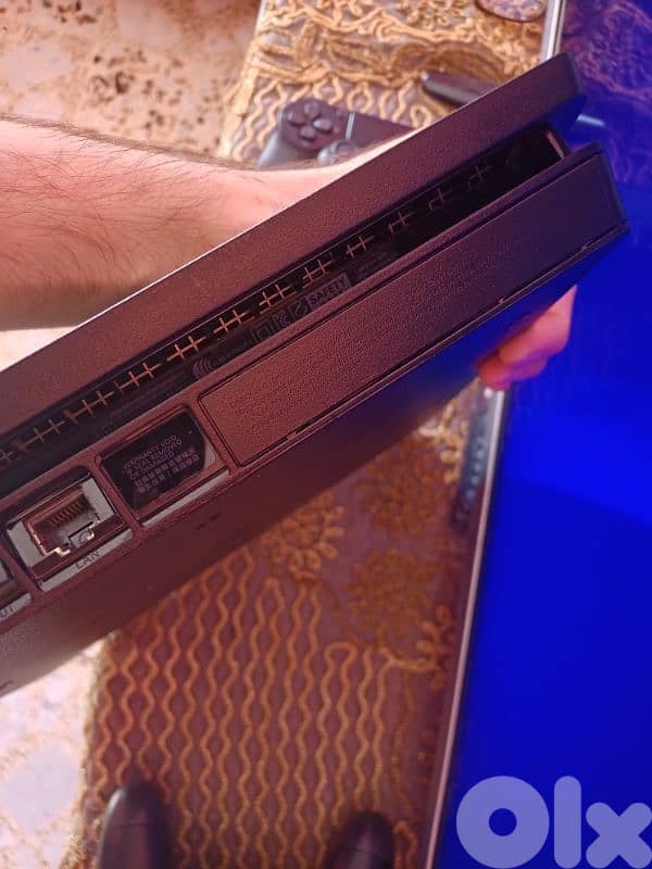 ps4 slim m3addale with 2 controller 4