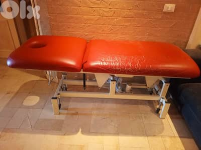 سرير يستعمل للطب و لصالونات التجميل و هو على الكهرباء و بحالة جيدا
