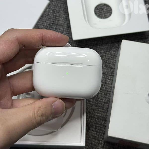 Apple AirPods pro 2 USB C Original Apple with warranty 3