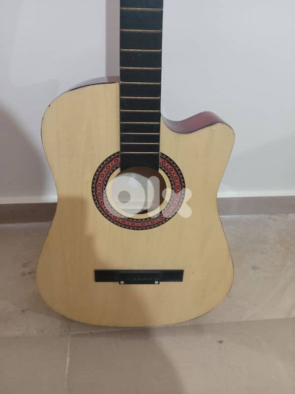 غيتار للبيع للديكور شبه جديد السعر 30$ 2
