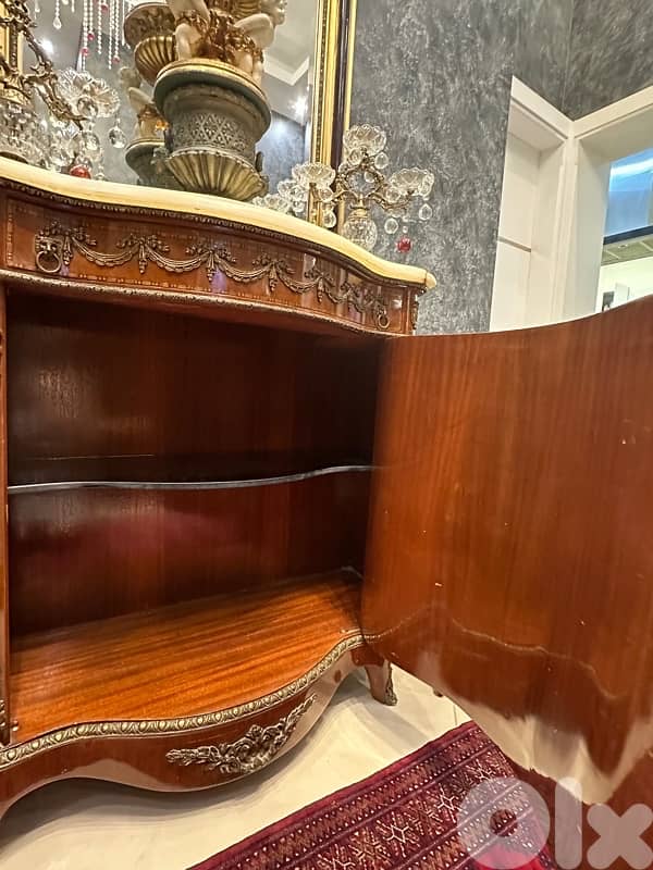 bahu and mirror and chair 11