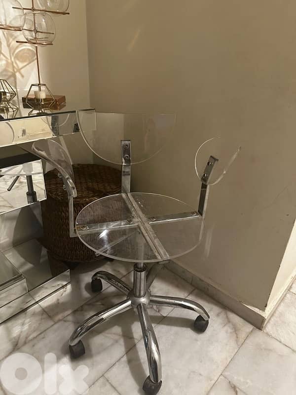 Xingwei plexi & chrome chair. 80$ 0