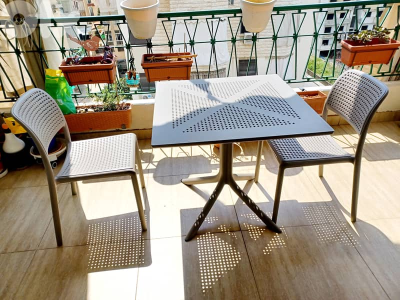 Table and chairs 0