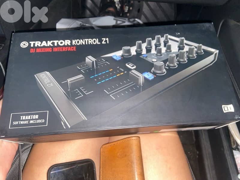 Traktor Kontrol Z1 DJ Controller 0