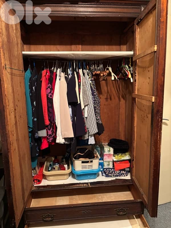 Cabinet 1