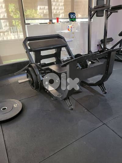 Hip thrust machine