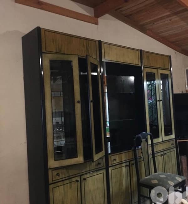 tawlit sefra ma3 8 karase w vitrine 1