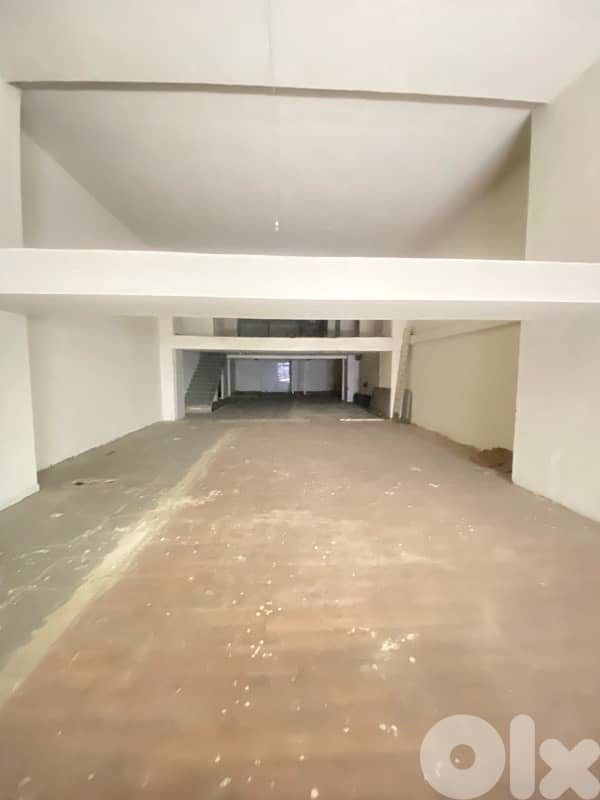 Large open spaceand high ceiling commercial with 4 vitrines saifi 0