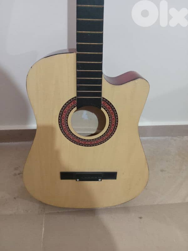 غيتار للبيع للديكور شبه جديد السعر 25$ 2