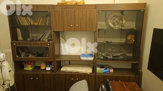 مكتبة أو فيترين 3 قطع وممكن تستعملها لوضع التلفزيون