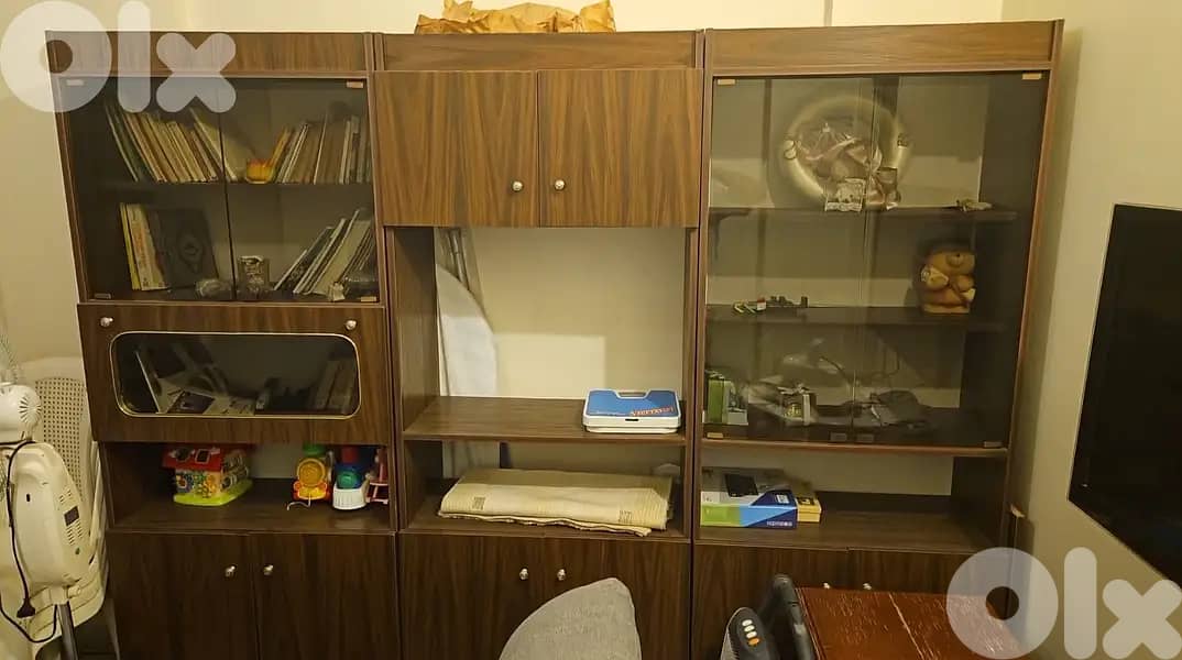 مكتبة أو فيترين 3 قطع وممكن تستعملها لوضع التلفزيون 1