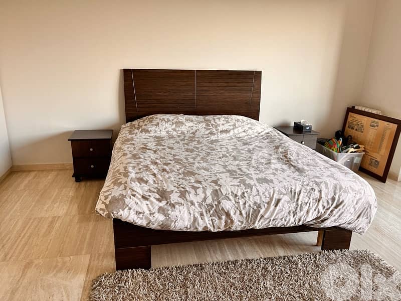 King Size Bed with 2 bed tables 2