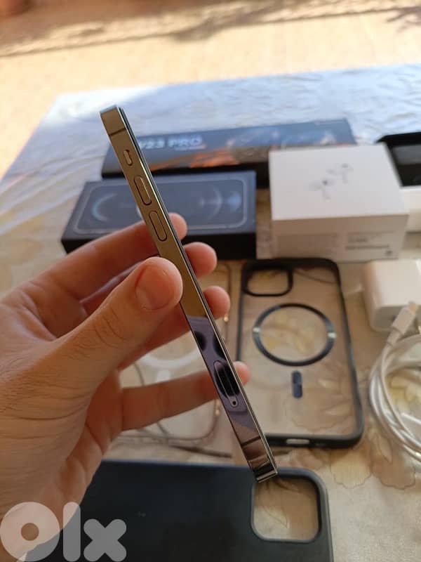 iphone 12 pro 128 gega with all accessories 3