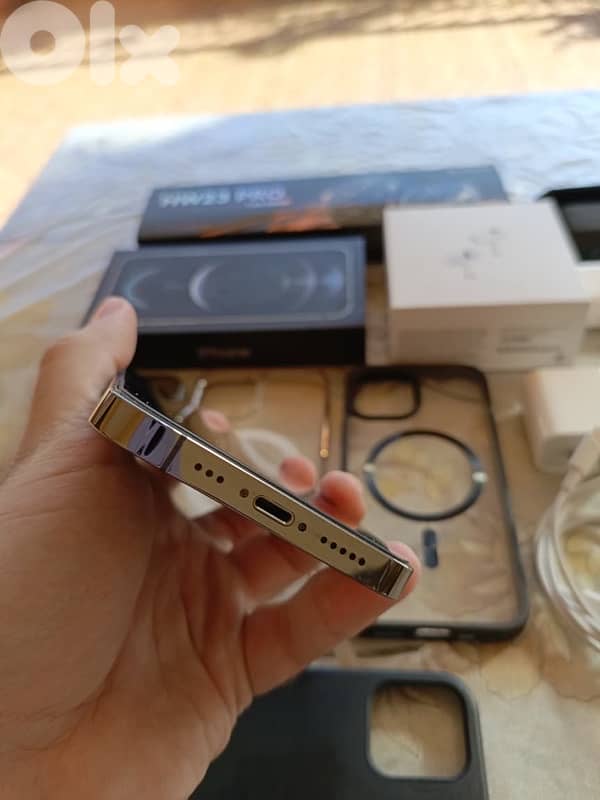 iphone 12 pro 128 gega with all accessories 9