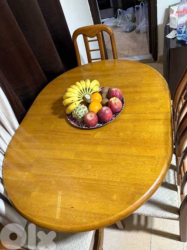طاولة مع اربع كراسي بتفتح خشب 0