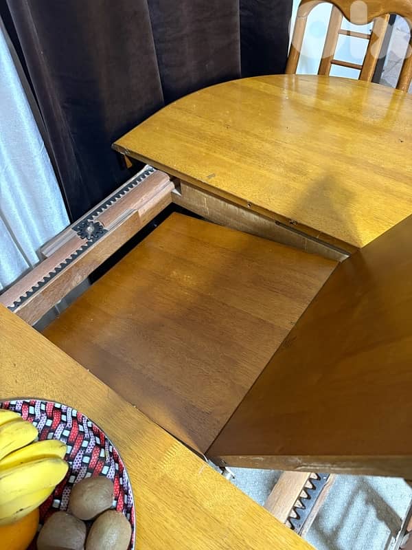 طاولة مع اربع كراسي بتفتح خشب 1