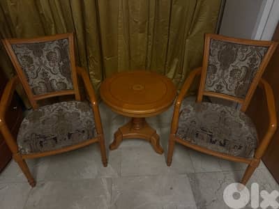 2 betger with table