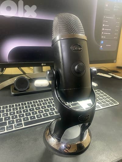 Blue Yeti USB Microphone – Blackout Edition (Excellent Condition)