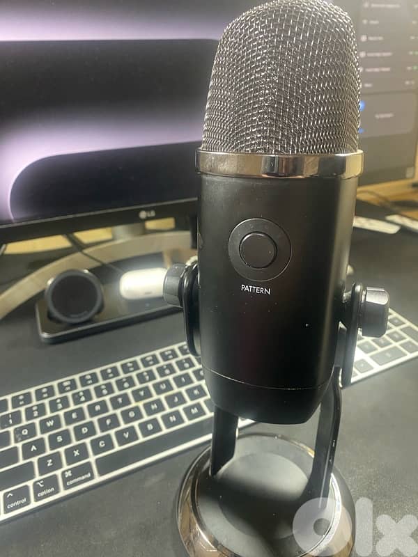 Blue Yeti USB Microphone – Blackout Edition (Excellent Condition) 1