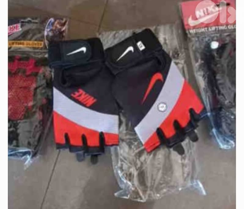 gloves كفوف صوف للفوتبول  وتاتش  وبستعملو لاغير شي وللتلفون 1
