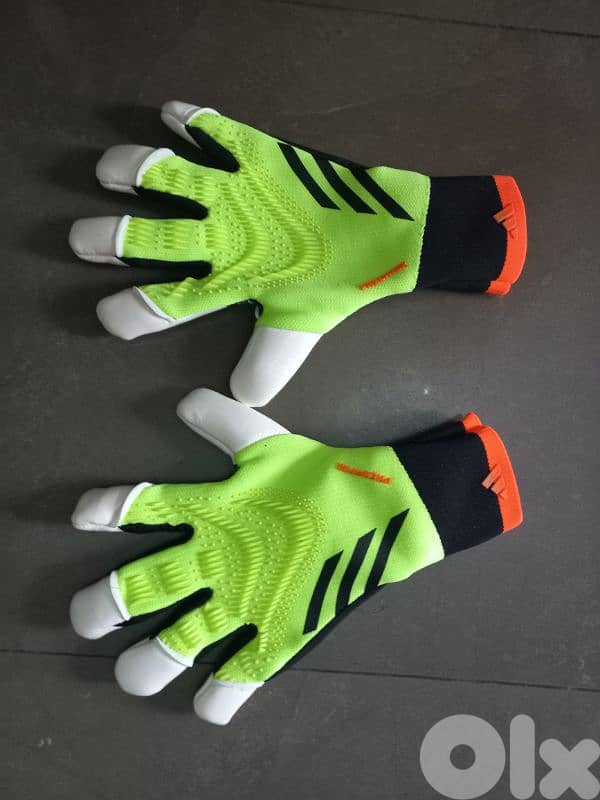 gloves كفوف صوف للفوتبول  وتاتش  وبستعملو لاغير شي وللتلفون 5