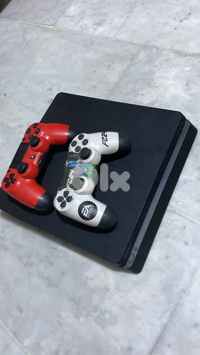 PLAYSTATION PS4 + 2 CONTROLLERS