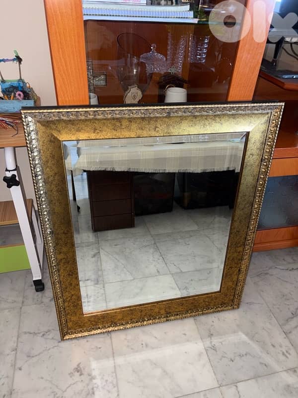 1 mirror and 2 small tables 0