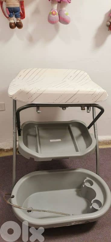 Changing table and bathtube طاولة تغيير حفاضات