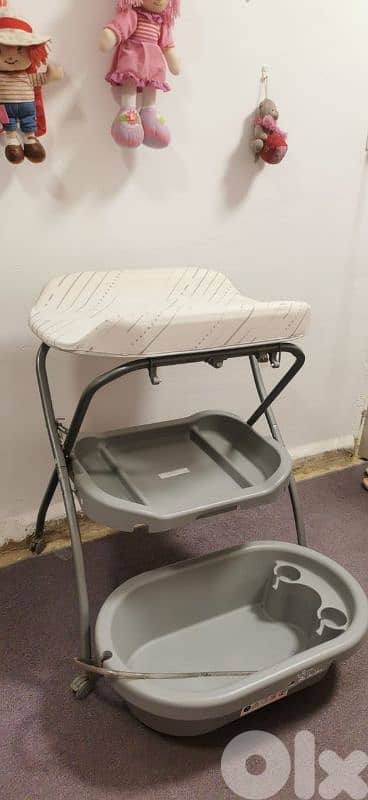 Changing table and bathtube طاولة تغيير حفاضات 1