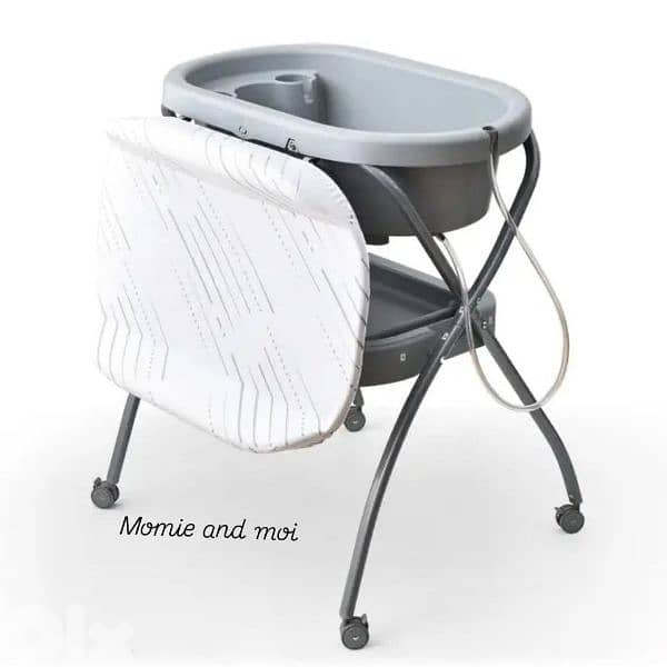Changing table and bathtube طاولة تغيير حفاضات 4