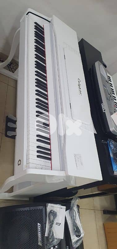piano used only for i mounth second hand but its like new