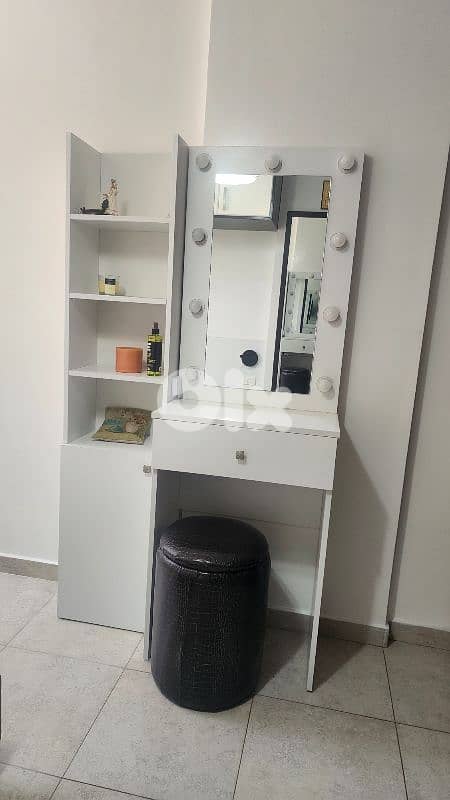 Make Up corner with lights 0