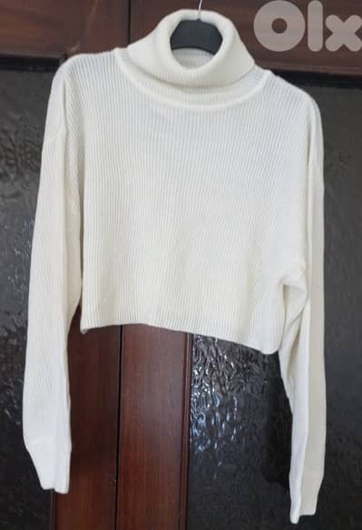 H&M Divided Cropped Cream Turtleneck Sweater