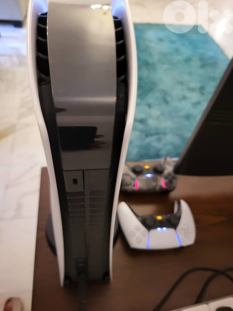 PS5 CD VERSION WITH 2 CONTROLERS 3