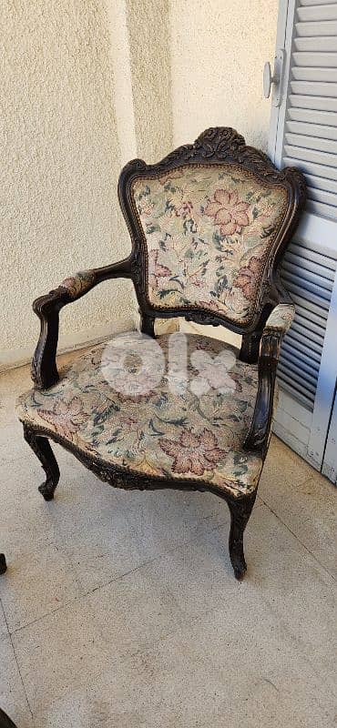 Louis XV vintage living room with tables and a bar