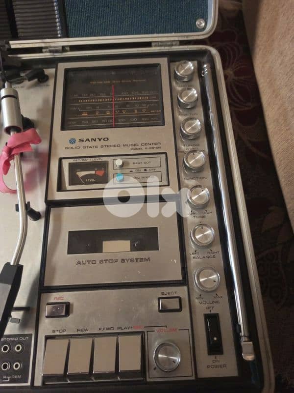 مركز موسيقى محمول من طراز Sanyo G-2615N-2. 1