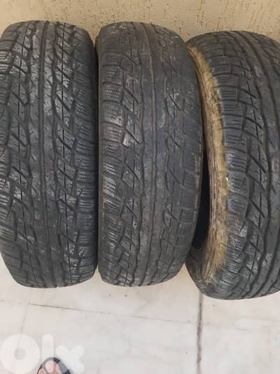 3دواليب دنلوب ياباني بحالةجيدة ١٦/٧٠/٢١٥