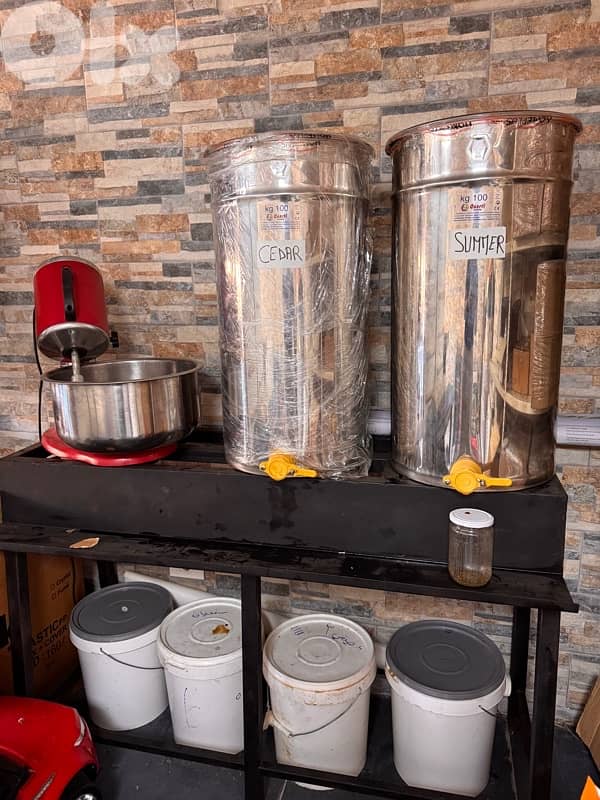 خزان عسل ايطالي عدد ٢    (١٠٠كغ  كل خران)+ عجانة 5