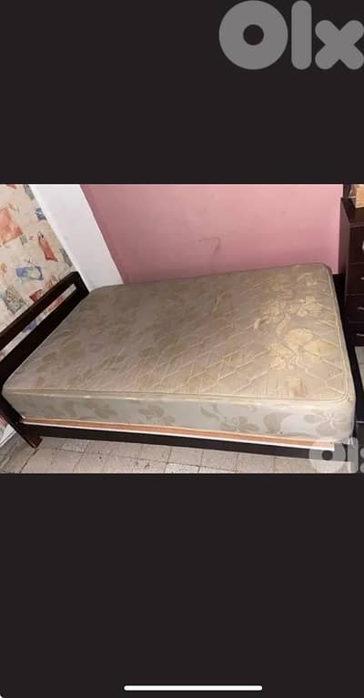 تخت مفرد ونص مع فرشة شبه جديده
