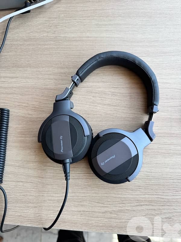 Inter face/ Head phones and speakers in perfect condtion 2