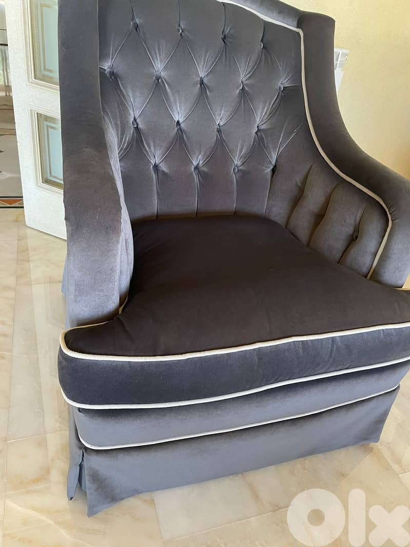 Traditional Barrel-Back Armchair with beige upholstery 0