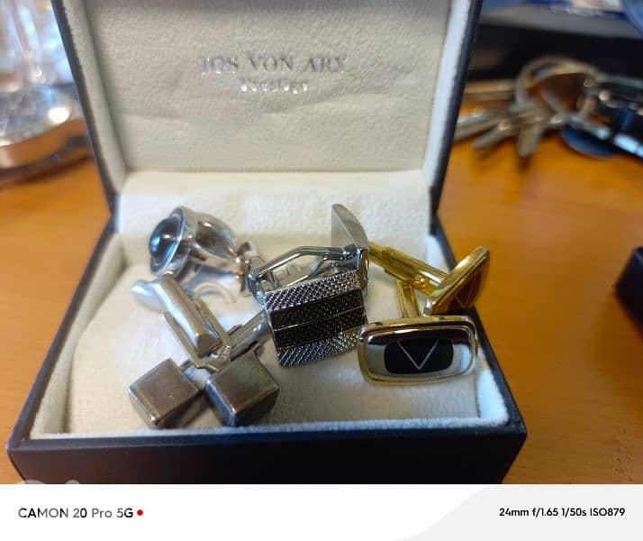 2 working Zippo lighters/ 3 cologne bottles / 4 pairs of cufflinks 0