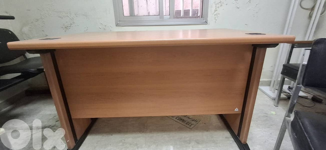 one desk 0