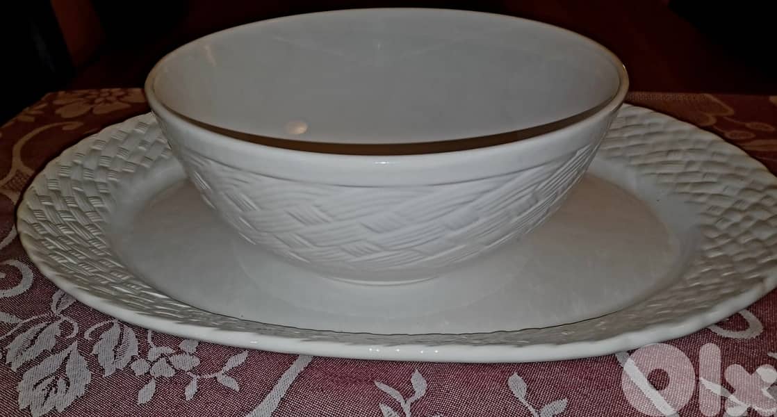 White ceramic salad bowl with basket-weave band 2