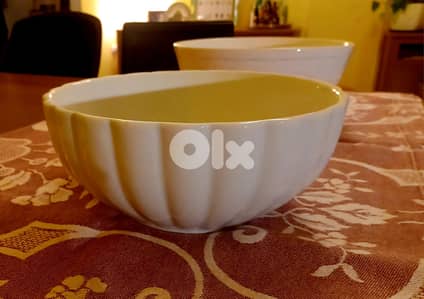 White ceramic fluted salad bowl