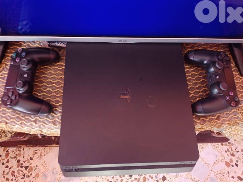 ps4 slim m3addale 3alyha 9 gmaes+2 controller 1