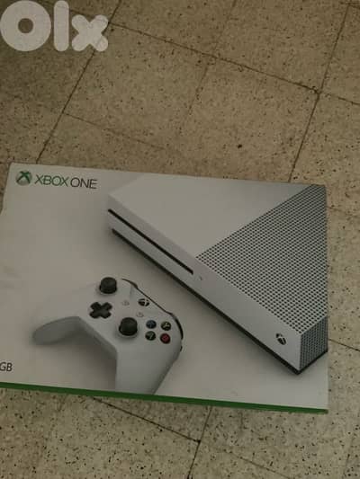 xbox series S with one joystick and 7 games