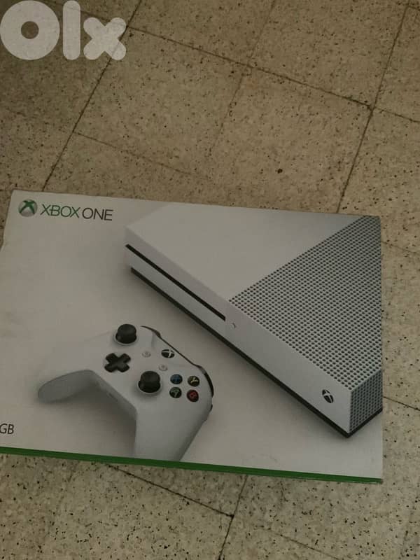 xbox series S with one joystick and 7 games 0