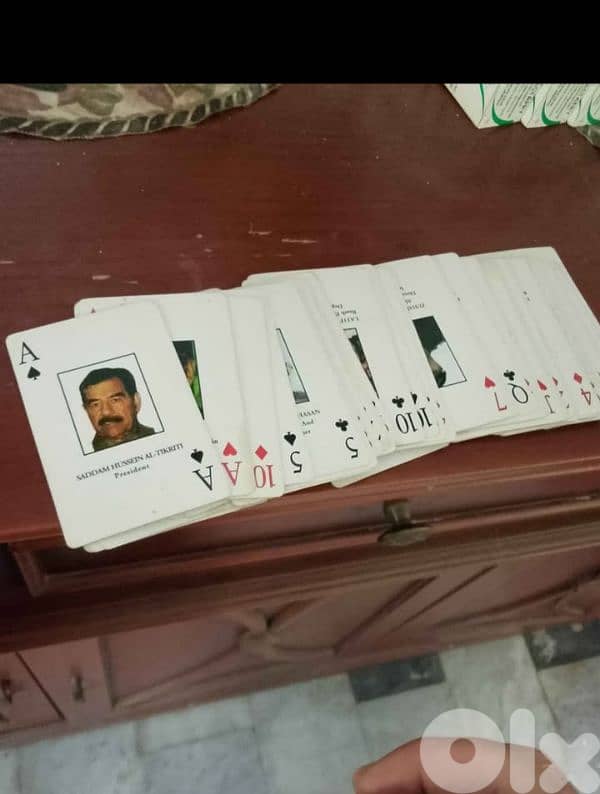 ورق لعب شدة مع صور لشخصيات عراقية من النظام السابق. . 0