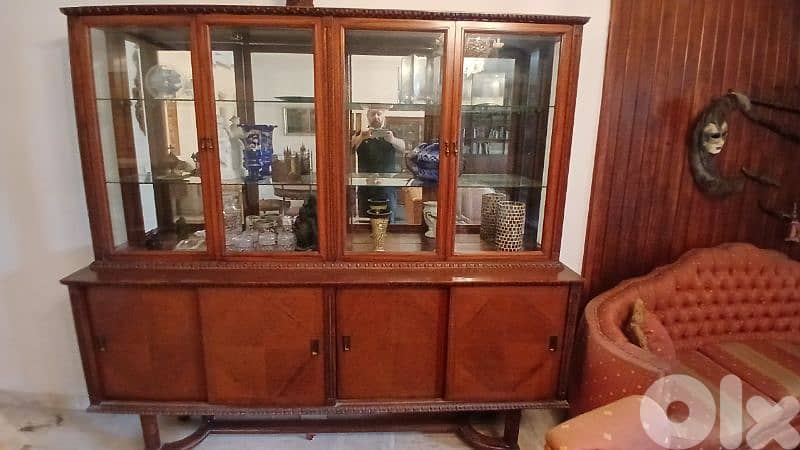 elegant Vitrine 0